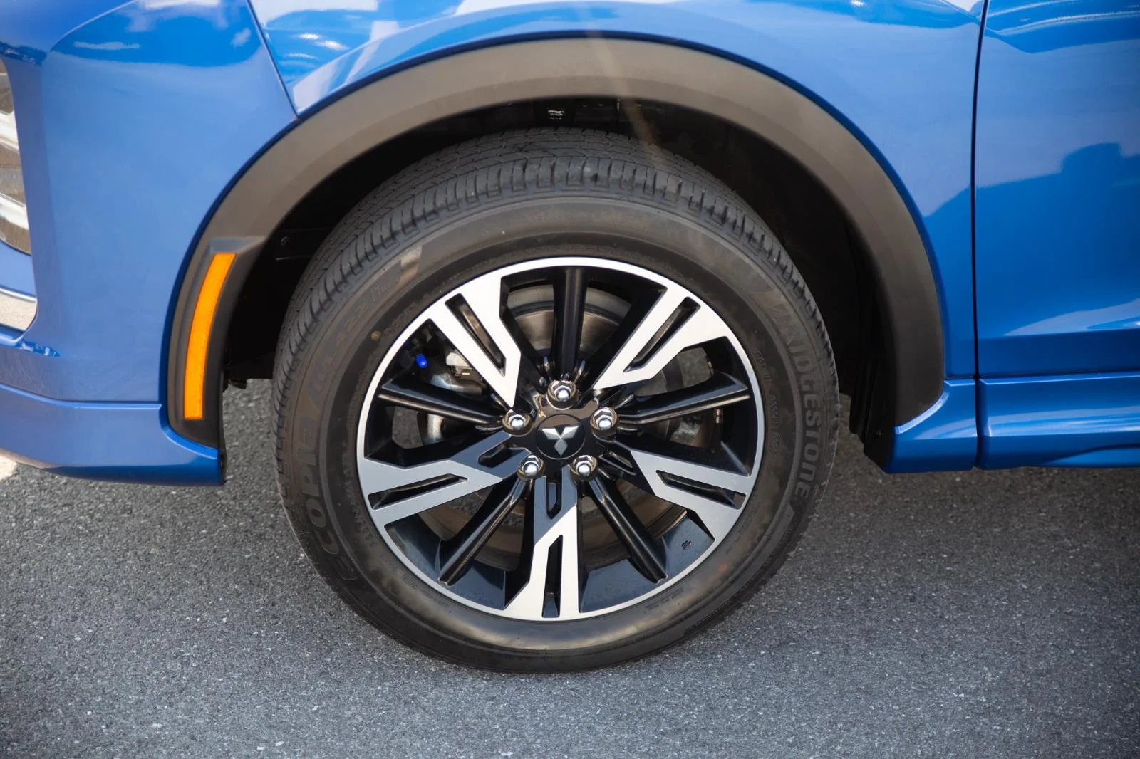 Used 2024 Lightning Blue Metallic Mitsubishi SEL image 9