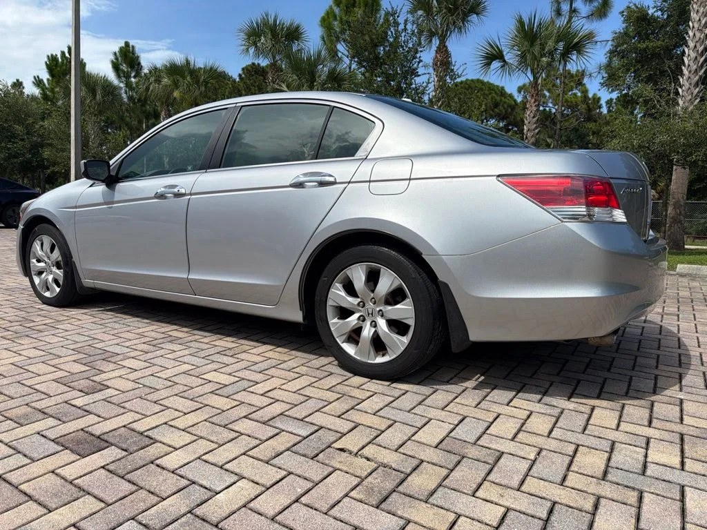 Used 2010 Silver Honda EX-L image 4