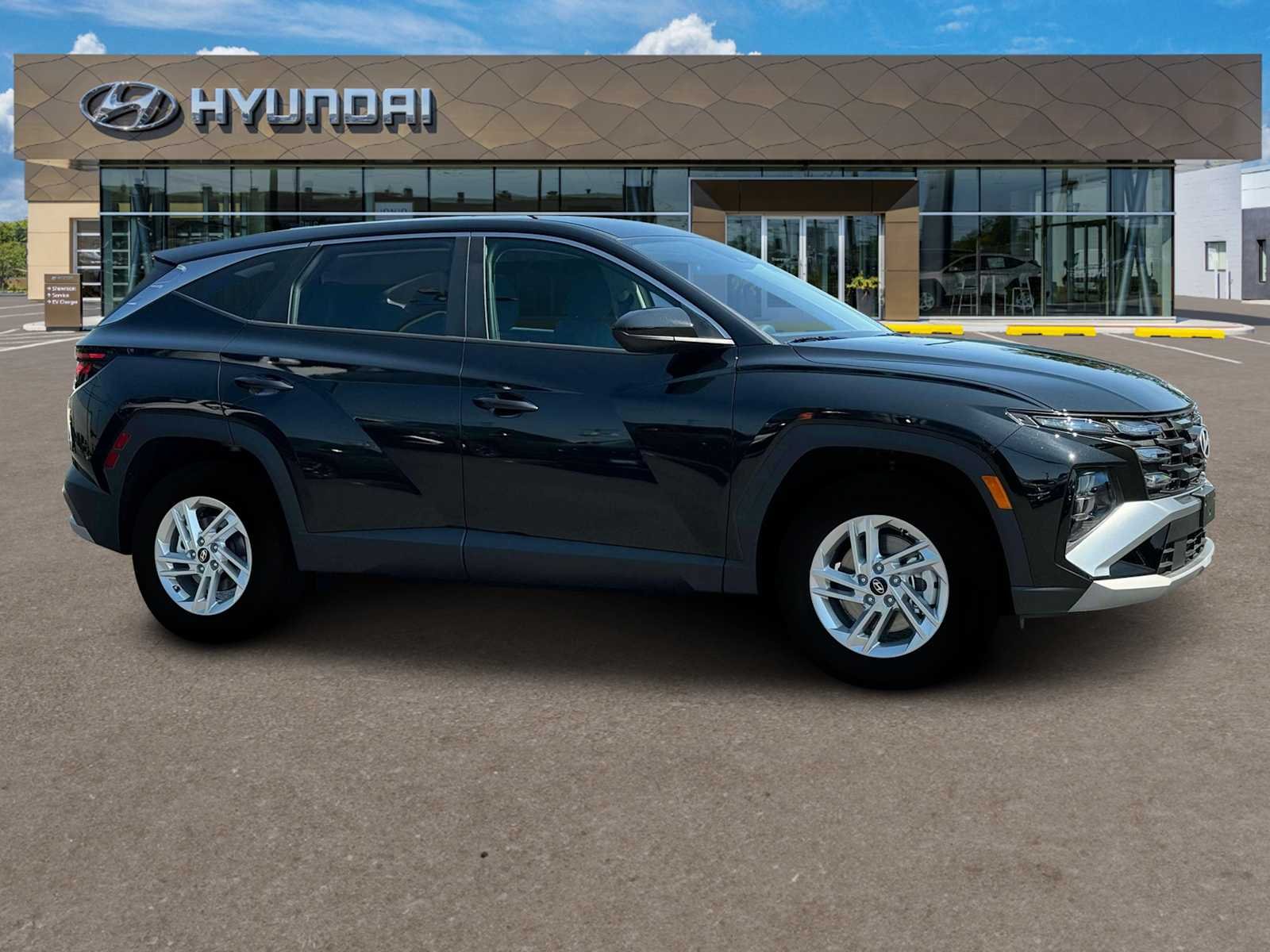 Used 2025 Phantom Black Hyundai SE image 10
