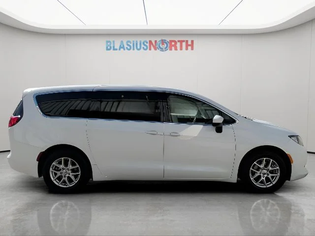 Used 2022 White Chrysler LX image 4