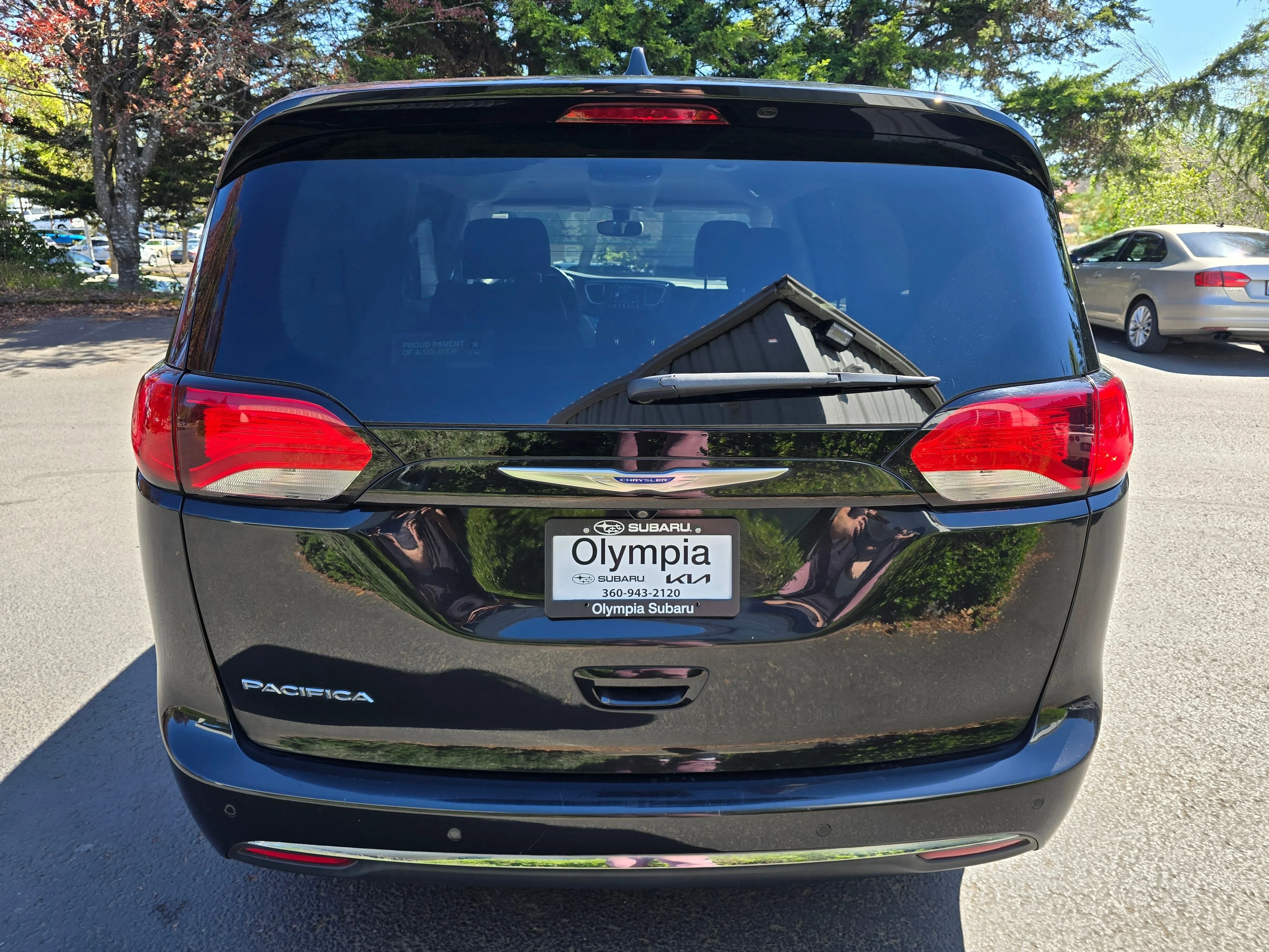 Used 2018 Brilliant Black Crystal Pearlcoat Chrysler Touring L image 5