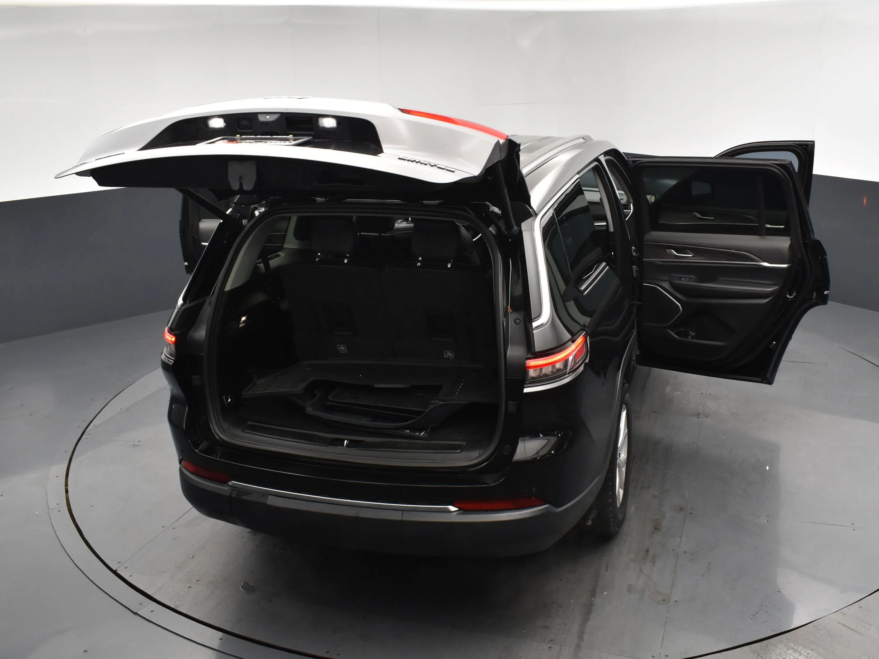 Used 2021 Diamond Black Crystal Pearlcoat Jeep Limited image 26