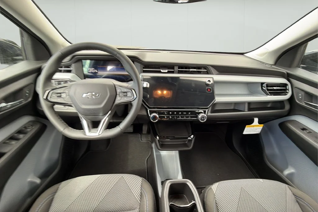 New 2027 Summit White Chevrolet LT image 19