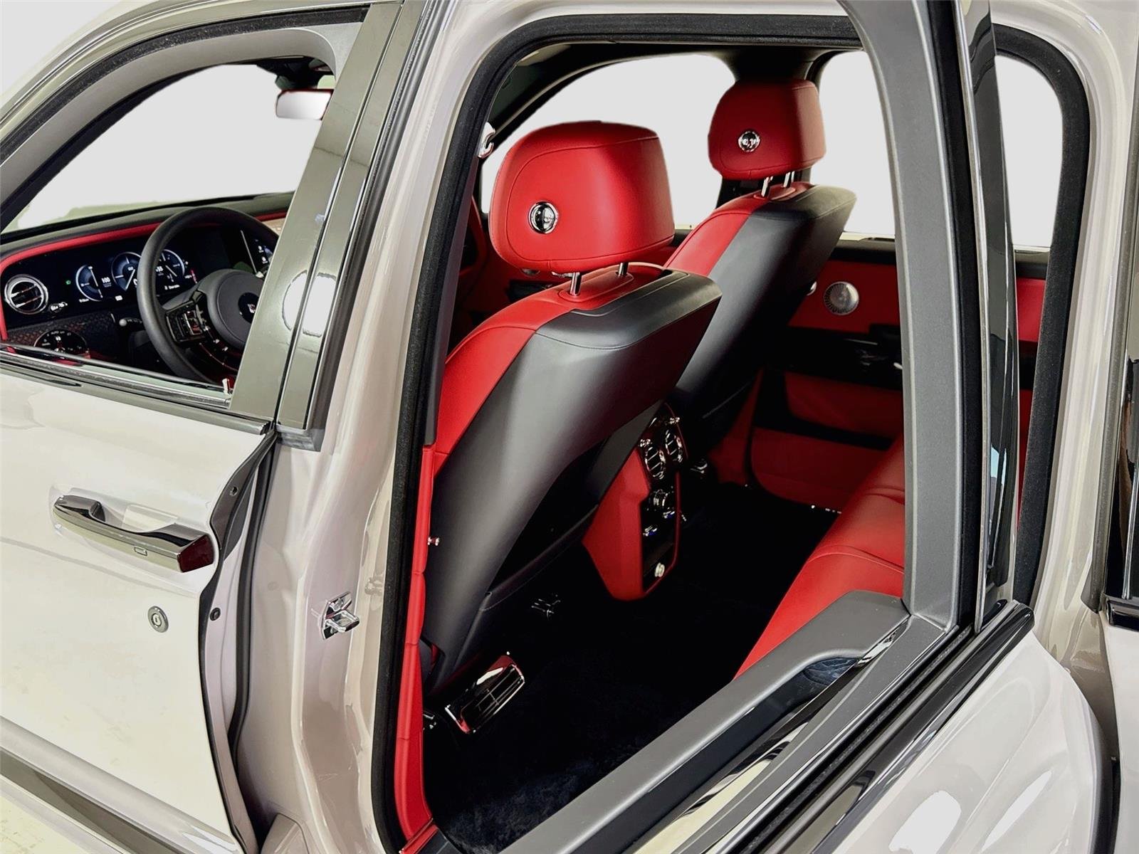 Used 2025 Tempest Gray Rolls-Royce Black Badge | Bespoke Audio | Starlight Roof image 25