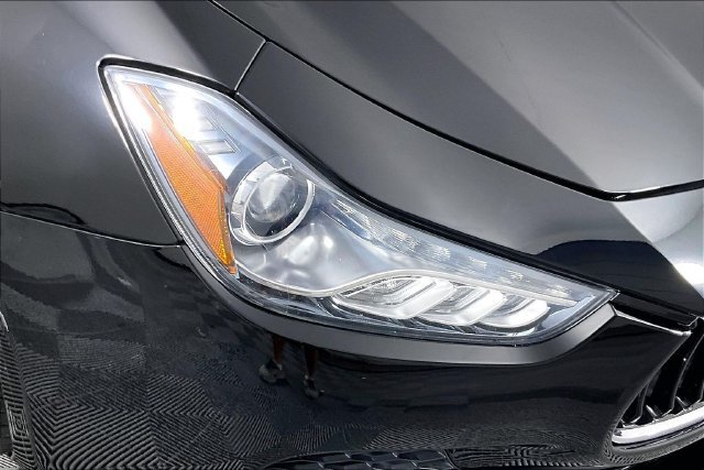 Used 2017  Maserati Base image 27