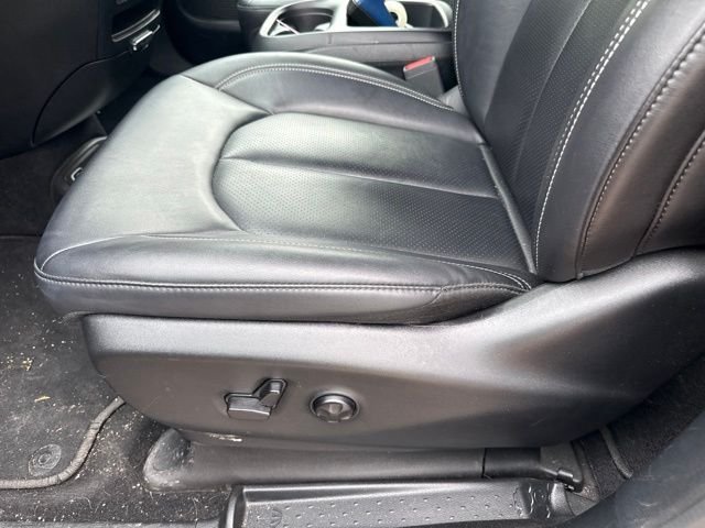 Used 2025 Black Chrysler Select image 22