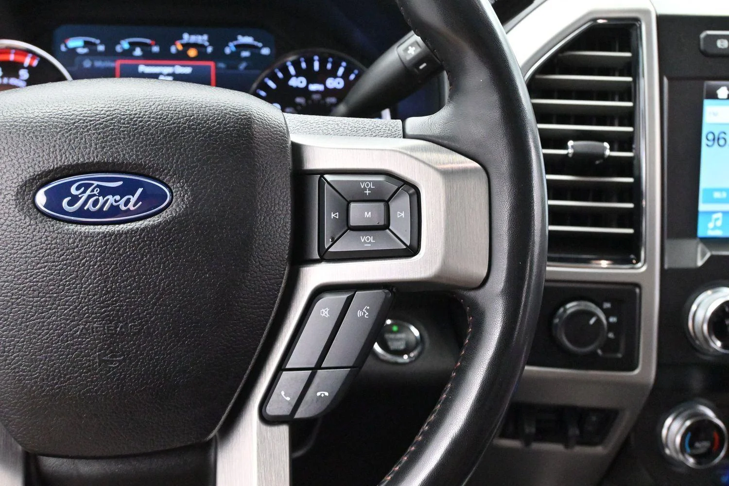 Used 2019 White Platinum Metallic Tri-Coat Ford Platinum image 18