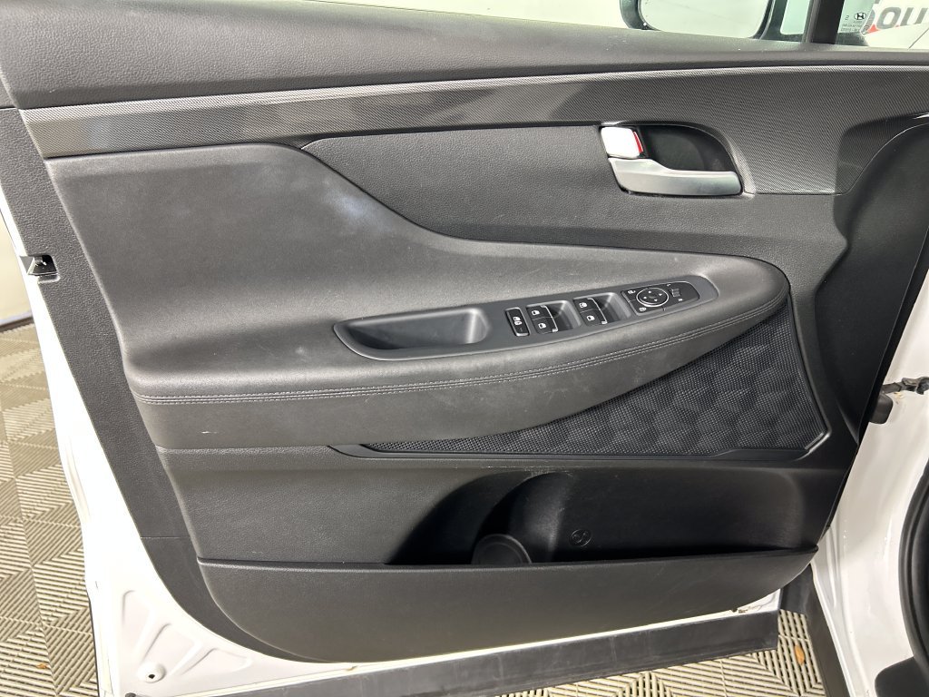 Used 2023 White Hyundai SE image 11