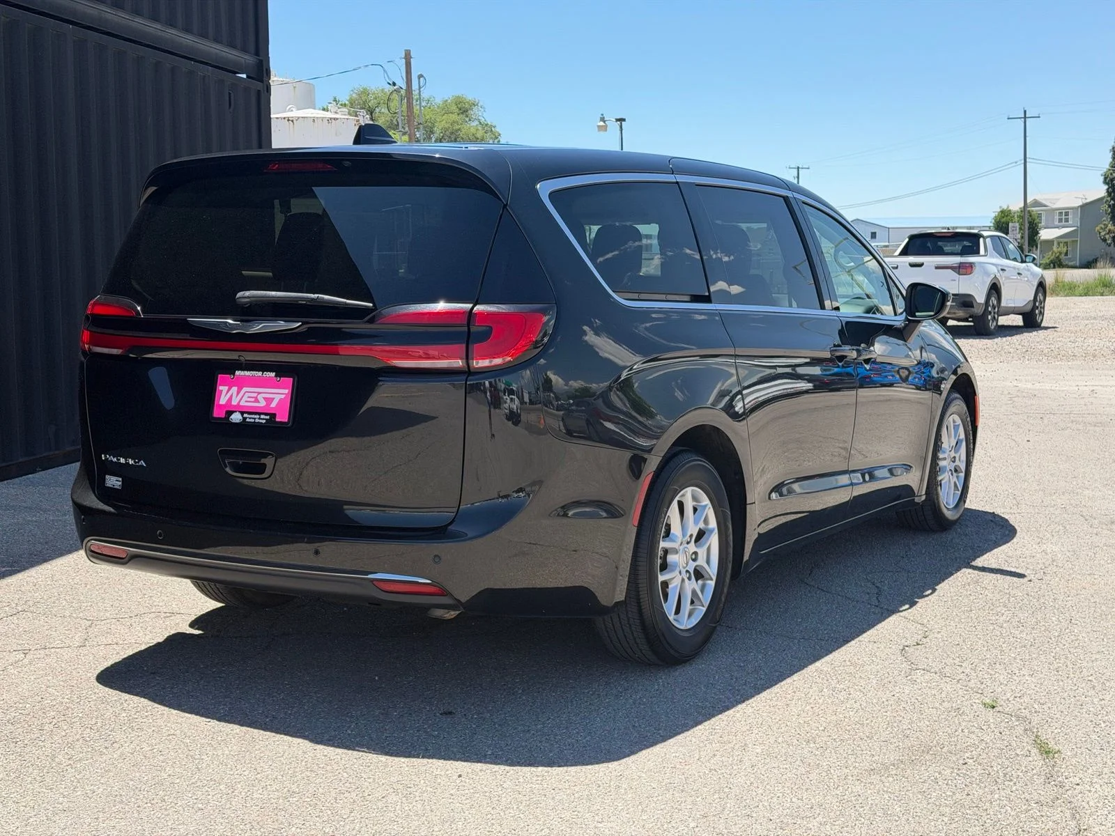 Used 2023 Black Chrysler Touring L image 7