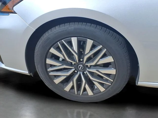 Used 2024 Silver Nissan 2.5 SV image 18