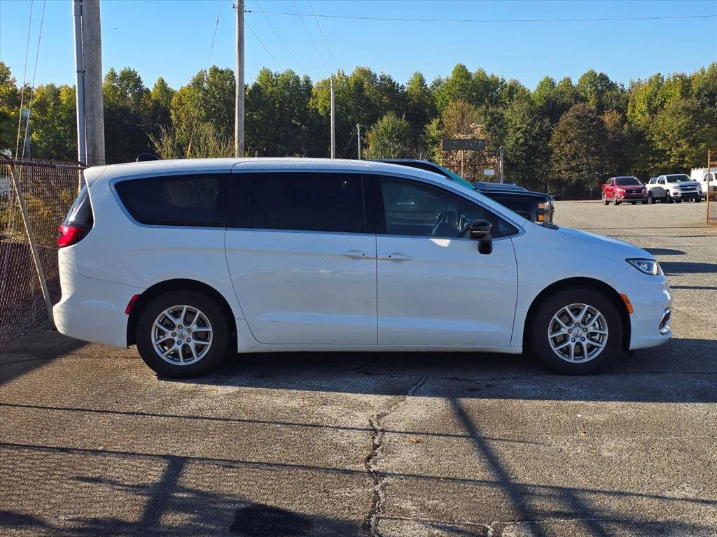 Used 2025 White Chrysler Select image 6