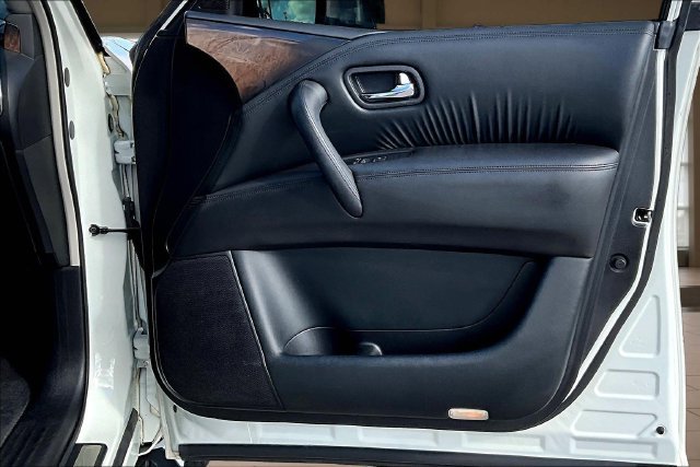 Used 2014 White INFINITI  image 23