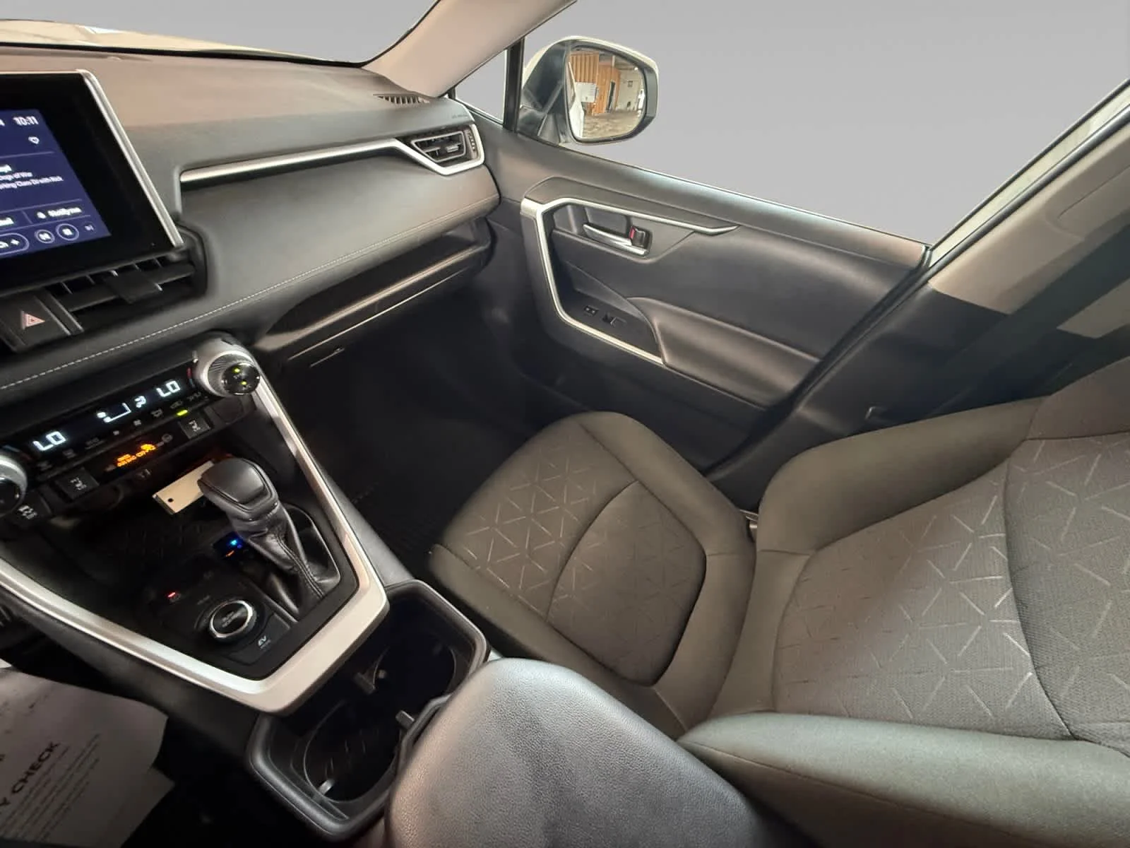 Used 2024 Ice Cap Toyota Hybrid XLE image 21