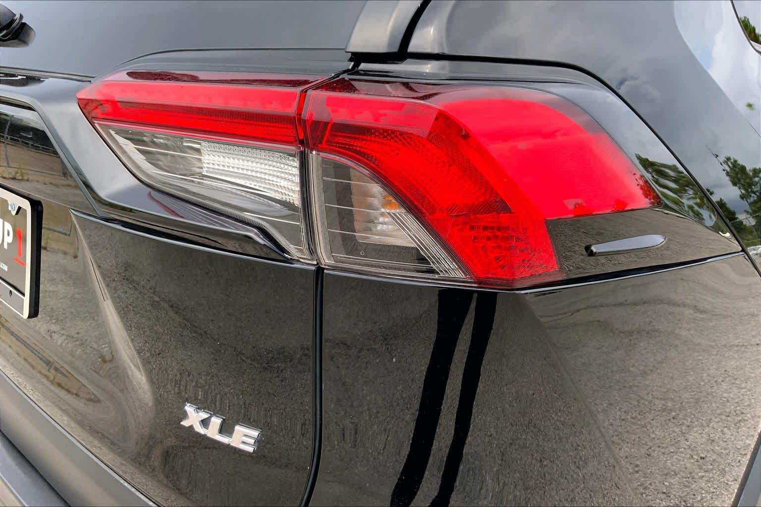Used 2021 Midnight Black Metallic Toyota XLE Premium image 30