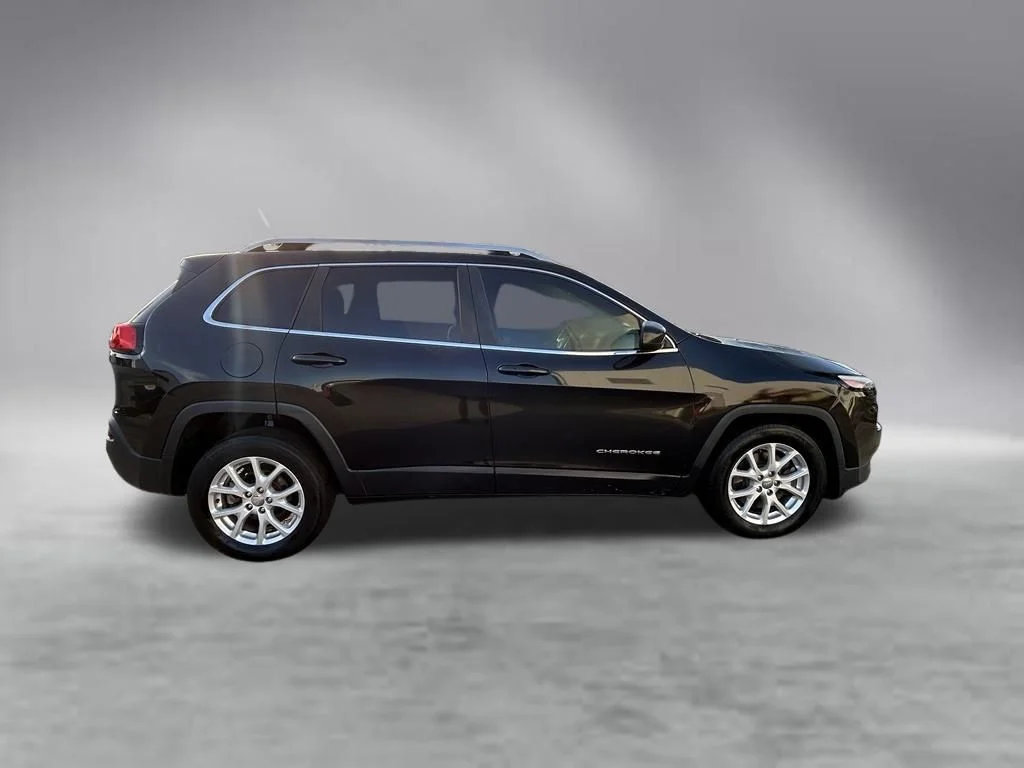 Used 2015 Brilliant Black Crystal Pearlcoat Jeep Latitude image 3