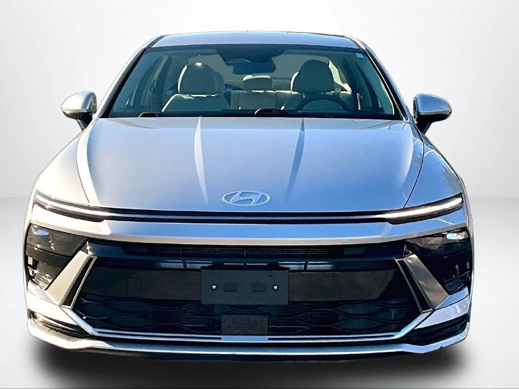 Used 2025 Silver Hyundai SEL image 4