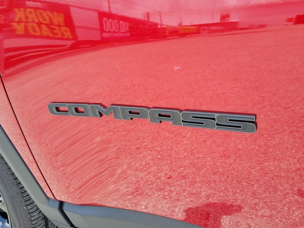 New 2026 Red Hot Pearl-Coat Exterior Paint Jeep Latitude image 5