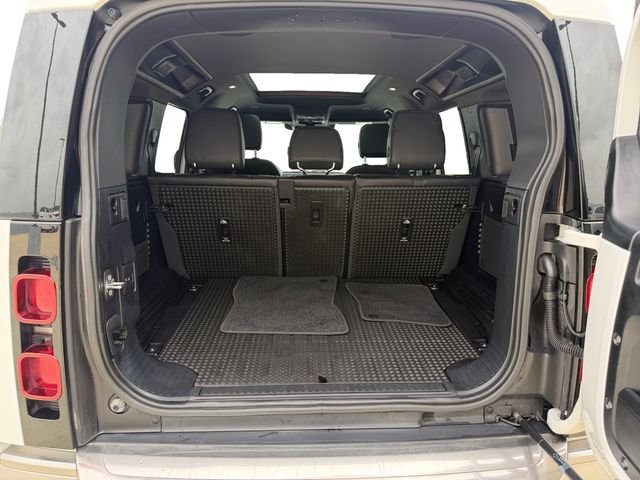 Used 2023 White Land Rover SE image 18
