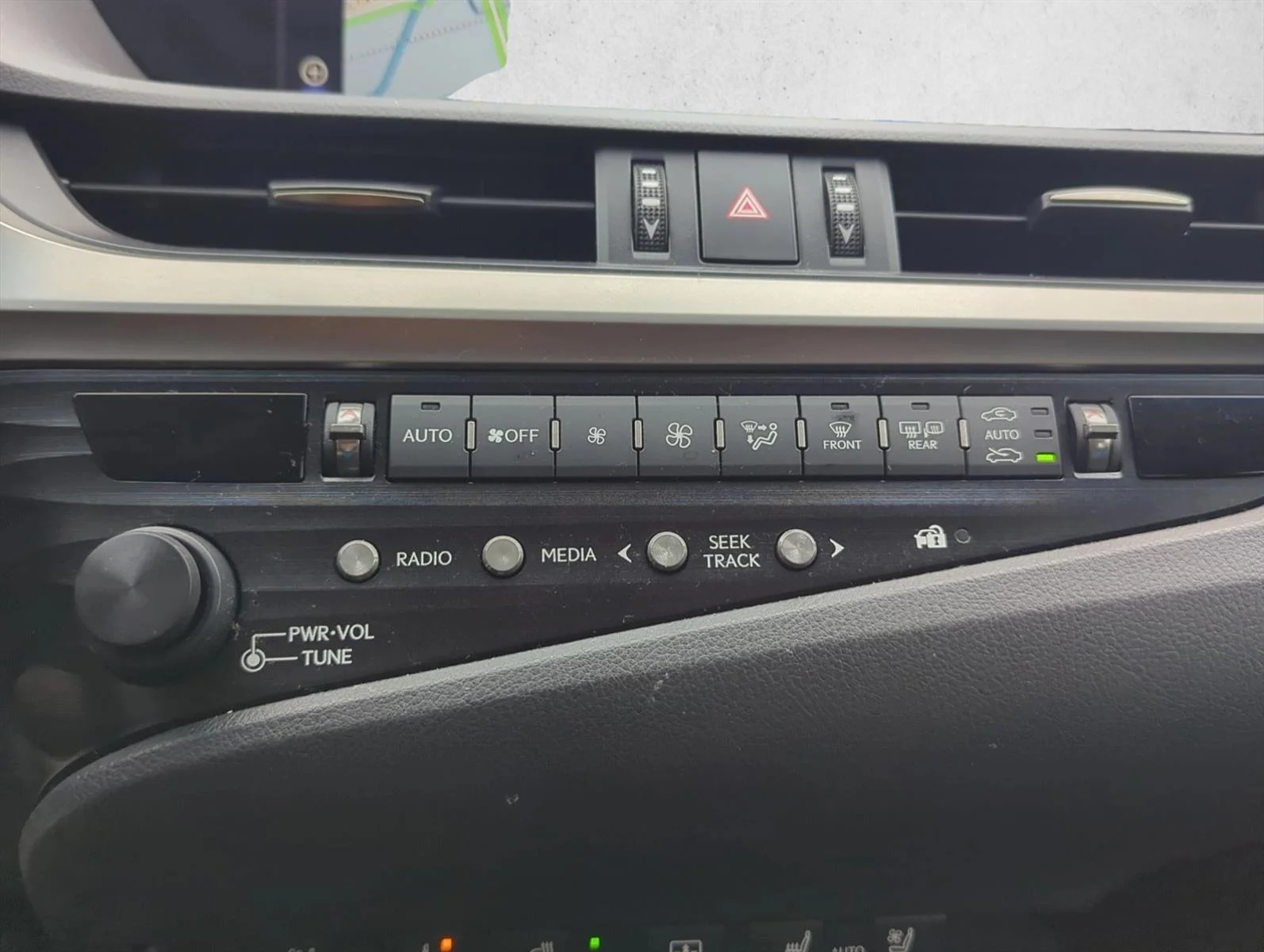 Used 2019 Atomic Silver Lexus ES 300h Luxury image 21