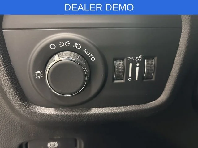 New 2026 Diamond Black Crystal Pearl-Coat Exterior Paint Jeep Altitude image 15