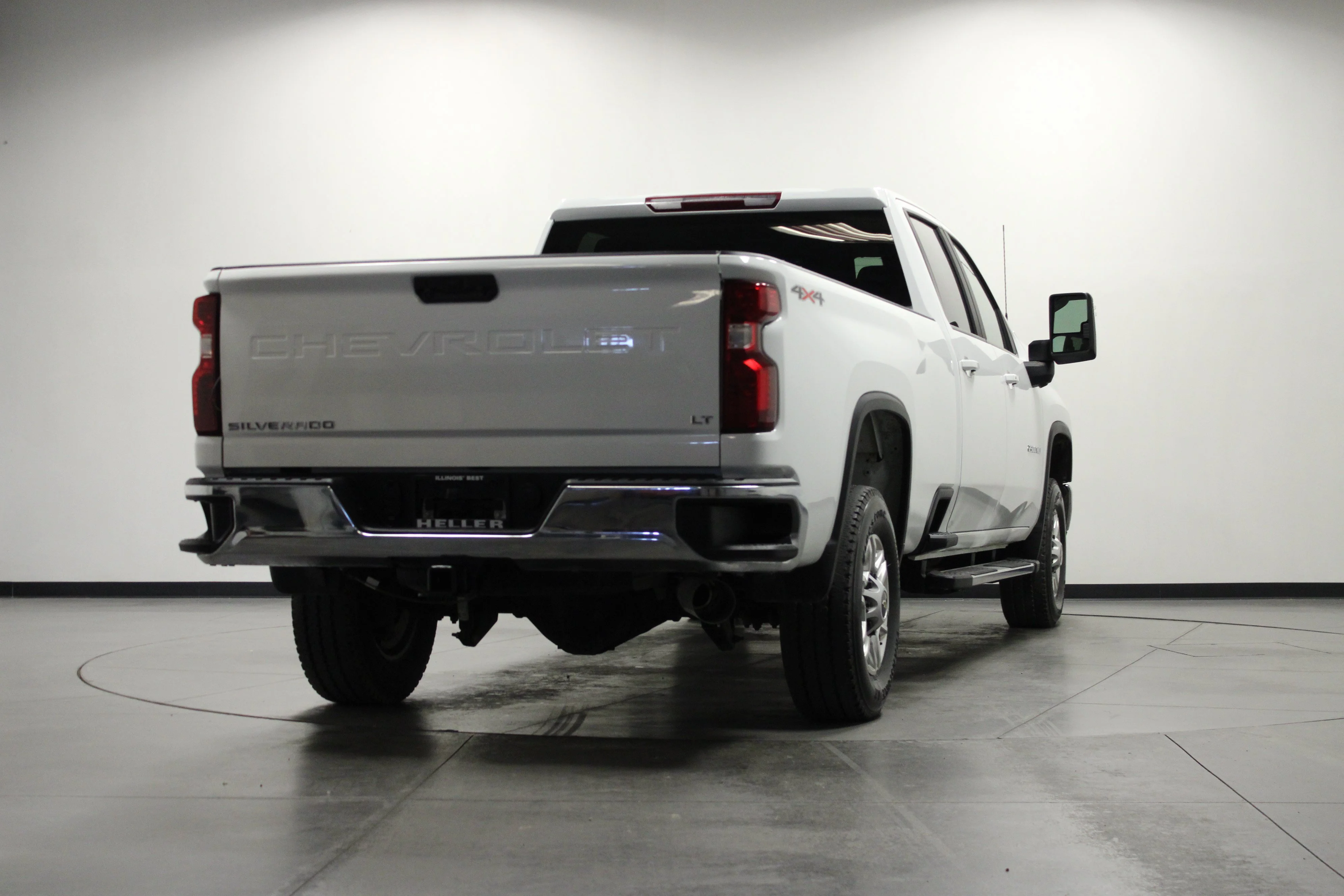 Used 2025 Summit White Chevrolet LT image 4