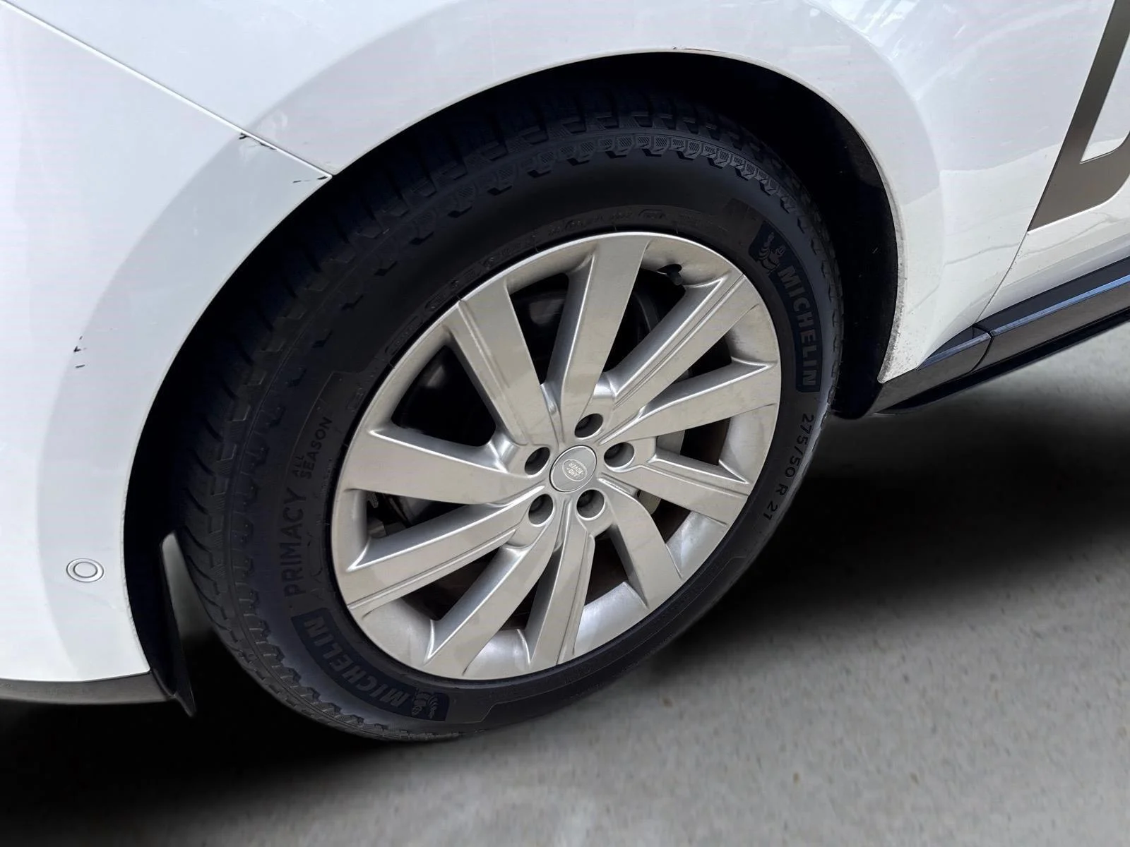 Used 2024 Fuji White Land Rover SE image 3