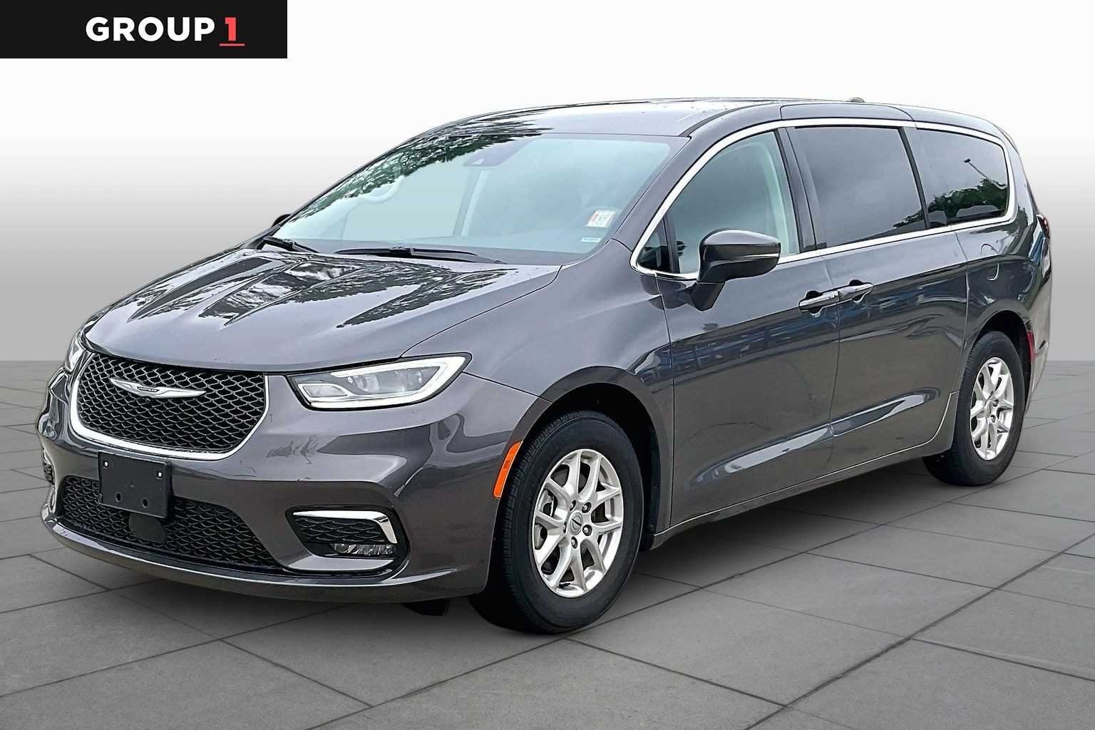 2023 Chrysler Pacifica Touring L's photo