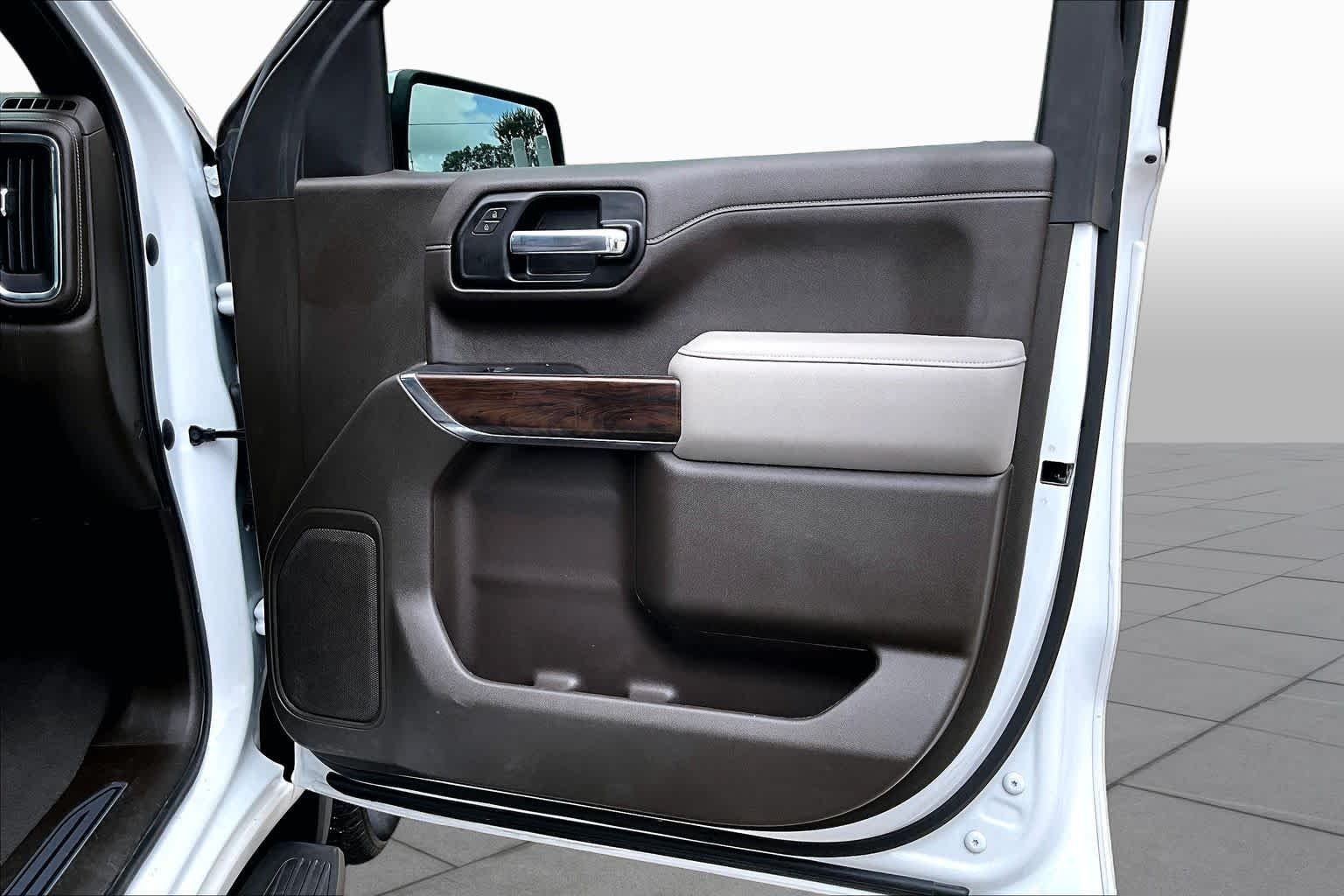 Used 2021 White Frost Tricoat GMC SLT image 24