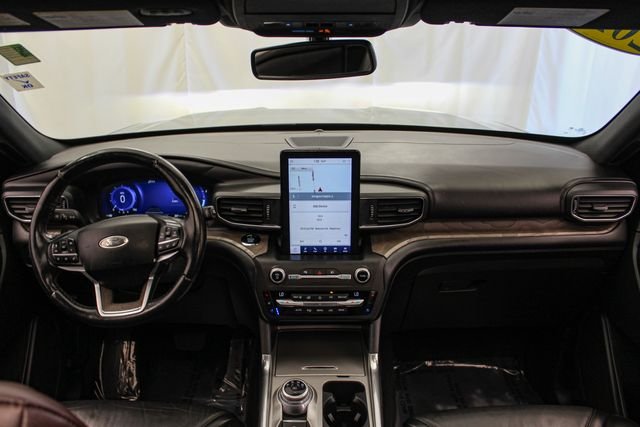 Used 2020 Silver Metallic Ford Platinum image 26