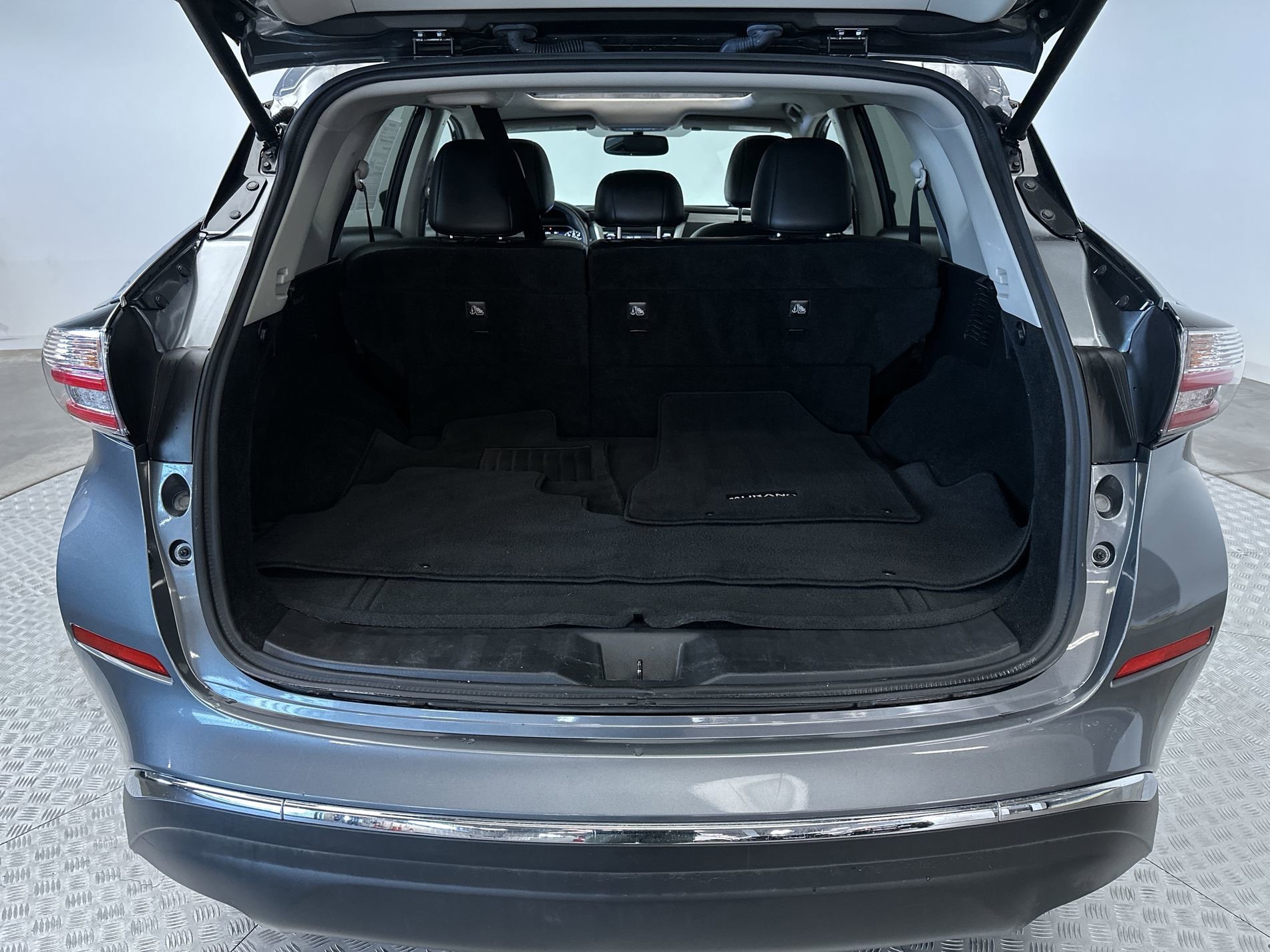 Used 2018 Gun Metallic Nissan SL image 25