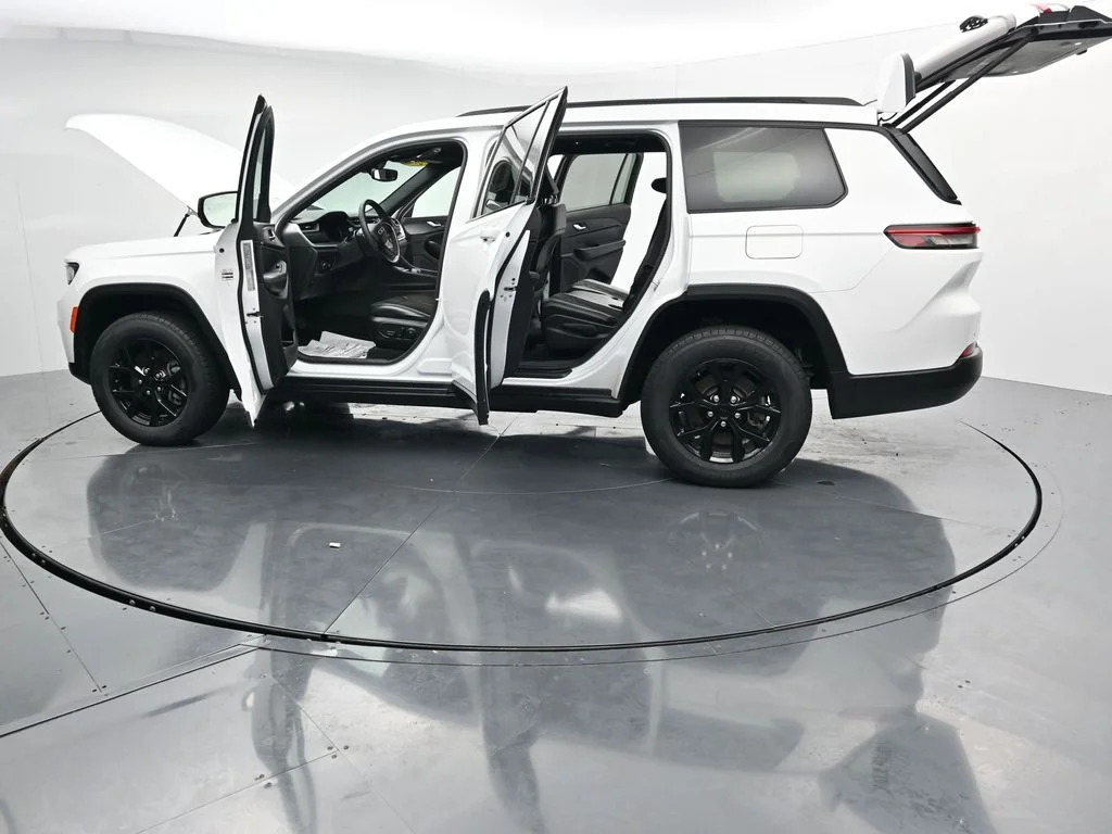 Used 2024 White Jeep Altitude image 38