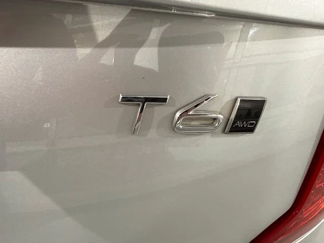 Used 2020 Silver Volvo T6 Momentum image 10