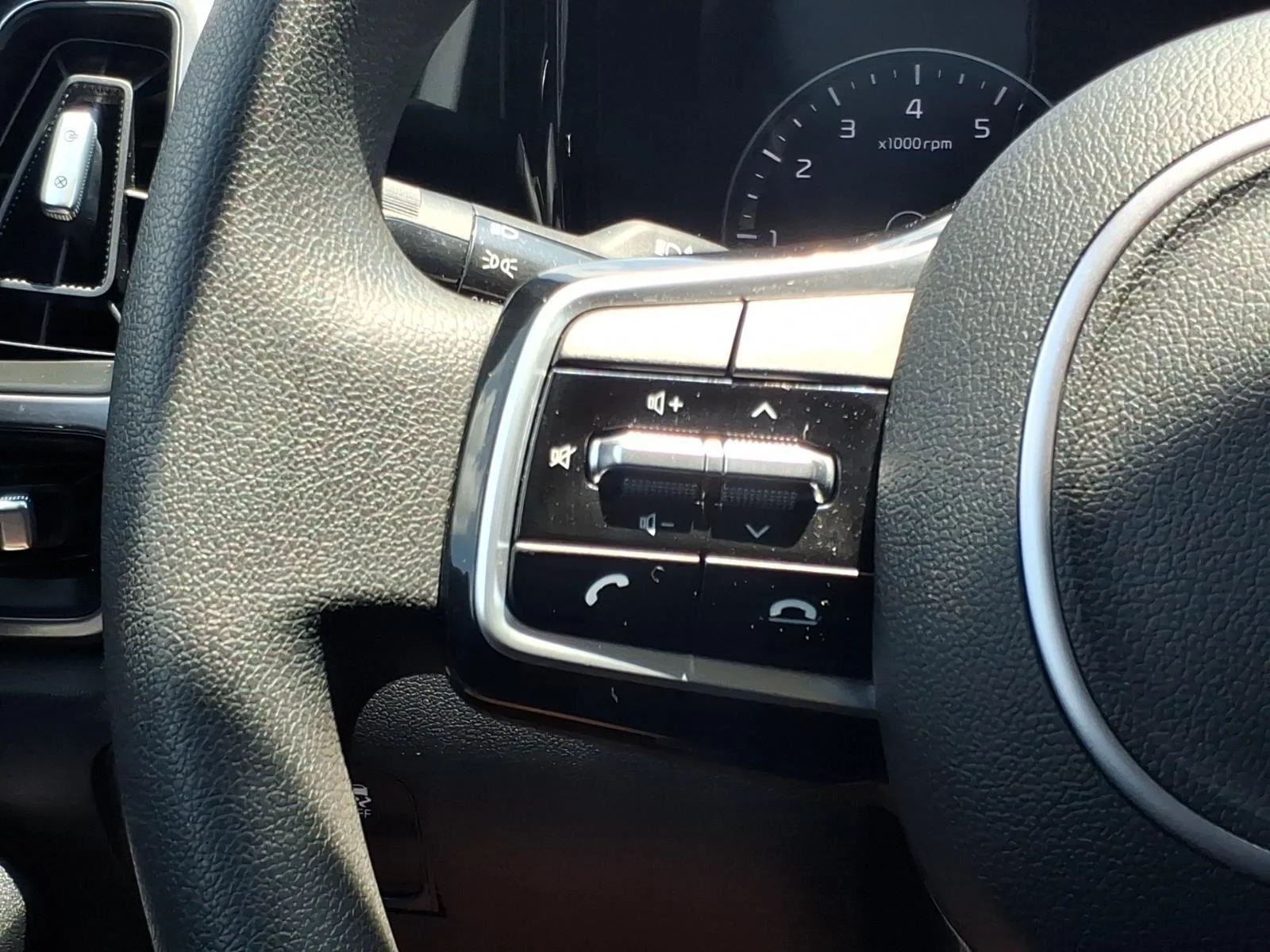 Used 2023 Glacial White Pearl Kia LX image 25