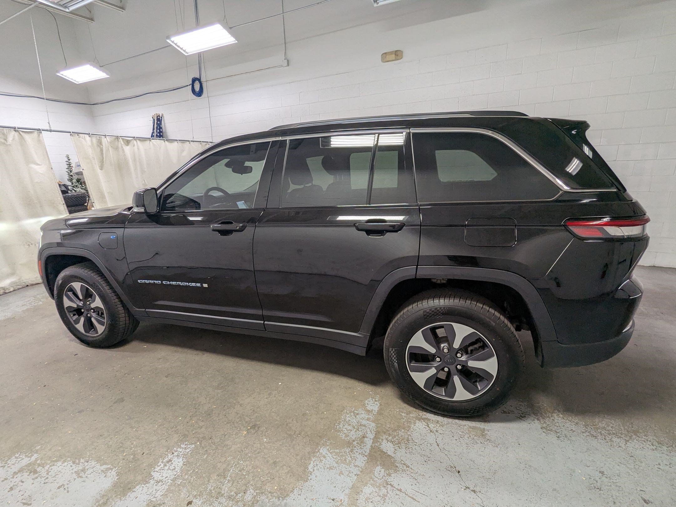 Used 2022 Diamond Black Crystal Pearlcoat Jeep 4xe image 8