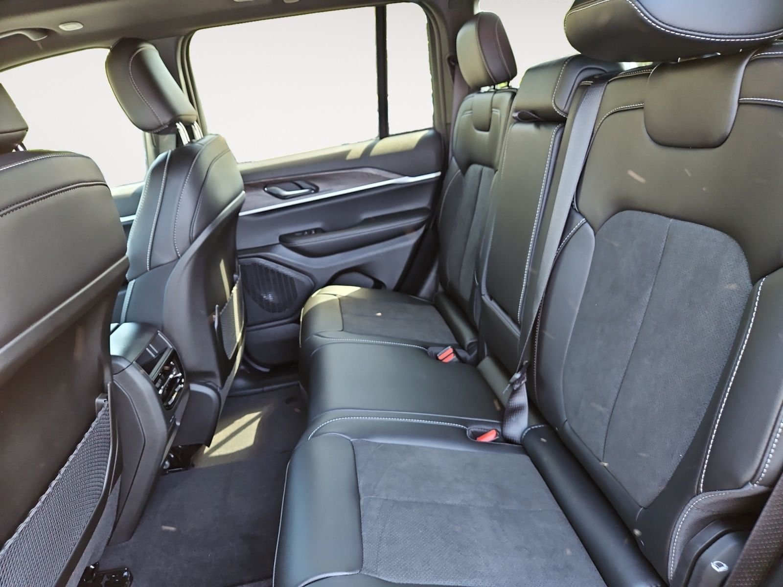 New 2027 Sting-Gray Clearcoat Jeep Laredo Altitude image 13