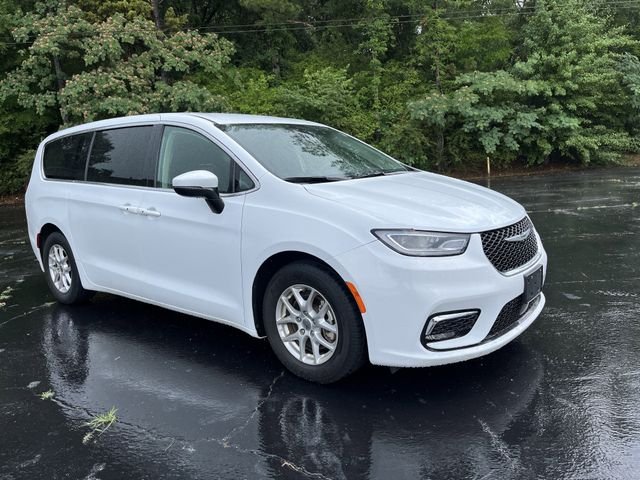 2023 Chrysler Pacifica Touring L's photo