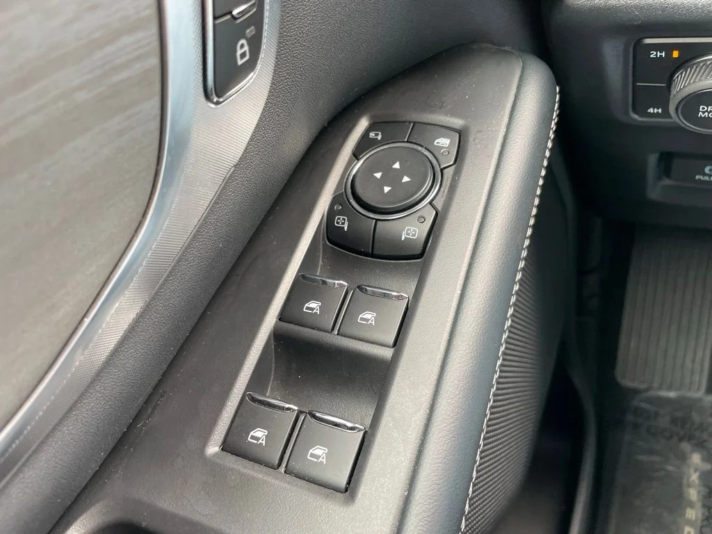 Used 2025 Silver Metallic Ford Platinum image 31