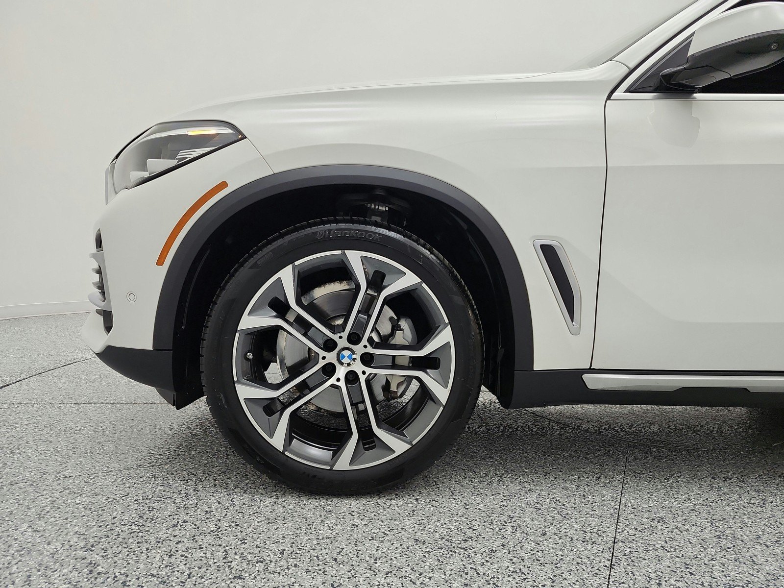Used 2023 Alpine White BMW sDrive40i Sports Activity Vehicle image 18