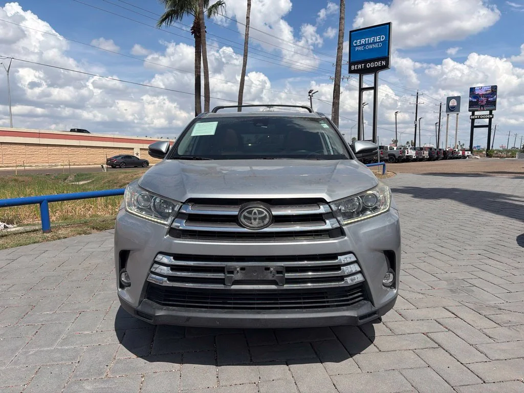 Used 2019  Toyota Limited image 2
