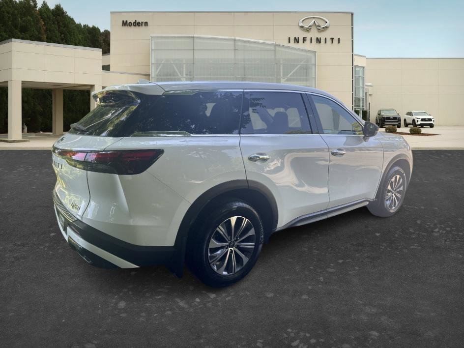 Used 2025 Glacier White INFINITI PURE image 5