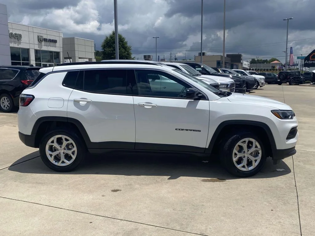 Used 2024 White Jeep Latitude image 11