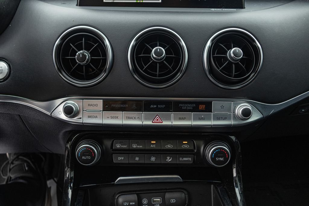 Used 2018 White Kia Premium image 19
