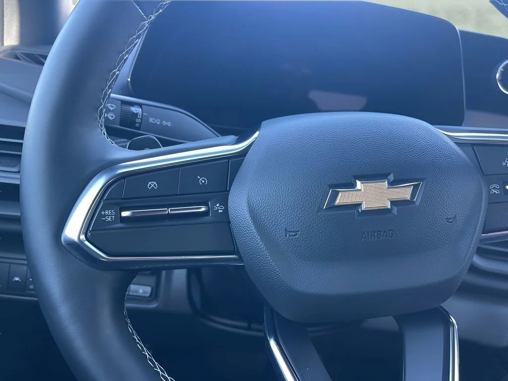 Used 2025 Summit White Chevrolet LT - Extended Range image 18