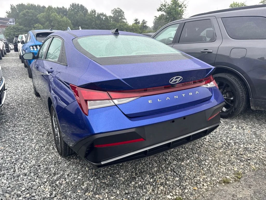 Used 2024 Blue Hyundai SEL image 4
