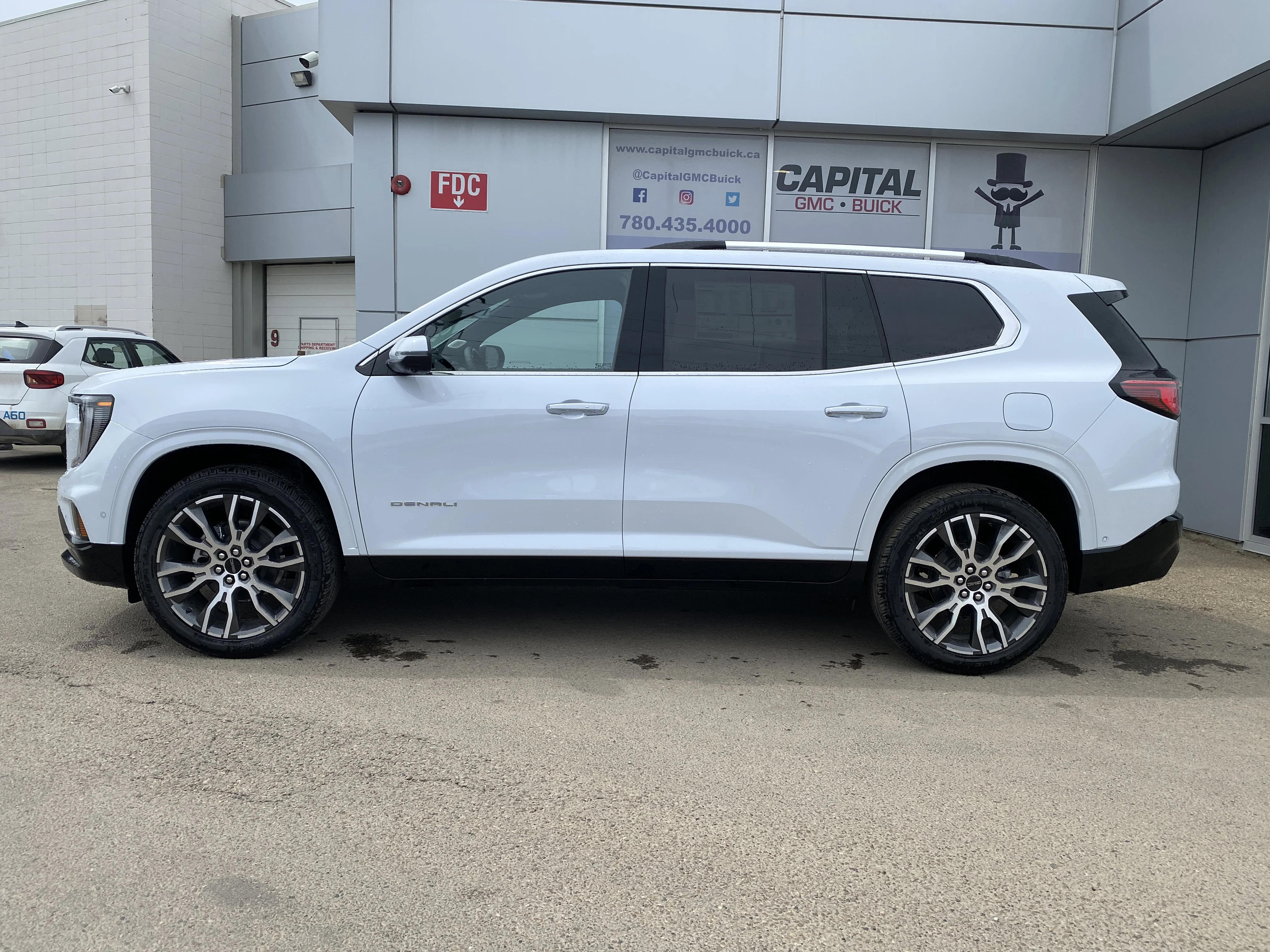 New 2026 GLACIER WHITE TRICOAT GMC Denali Ultimate image 3