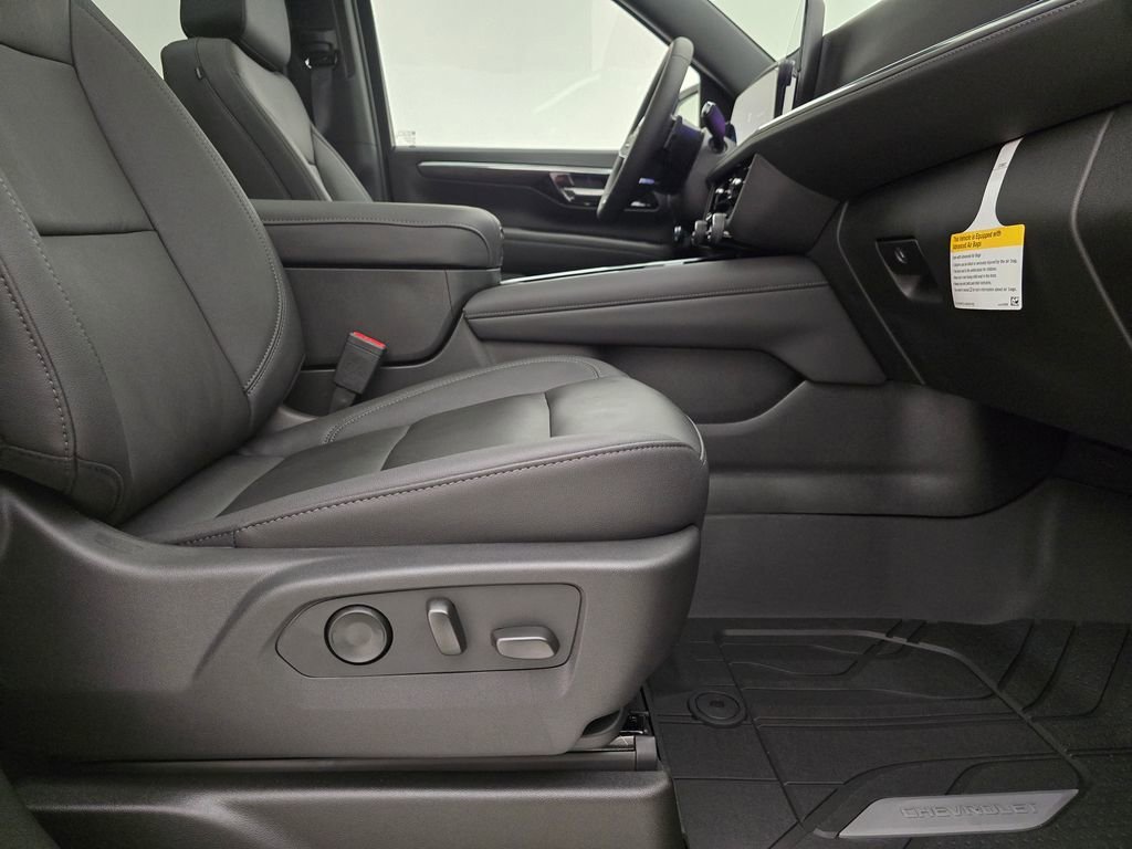 2025 Chevrolet Suburban Z71 - Photo 36