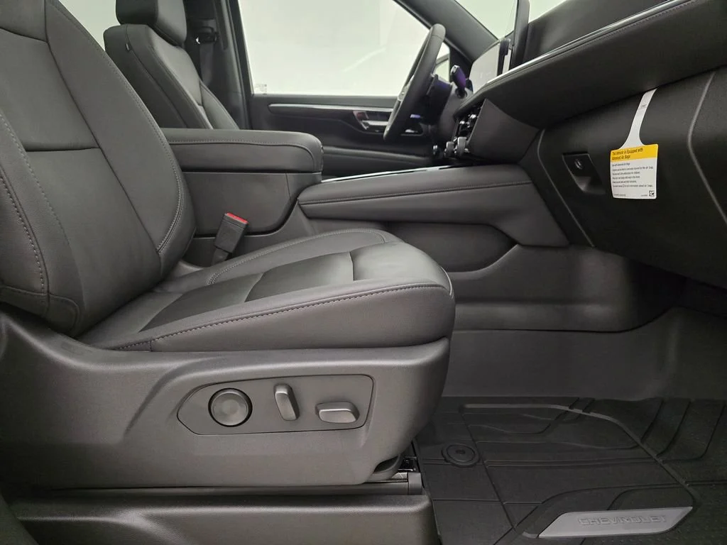 2025 Chevrolet Suburban Z71 - Photo 36