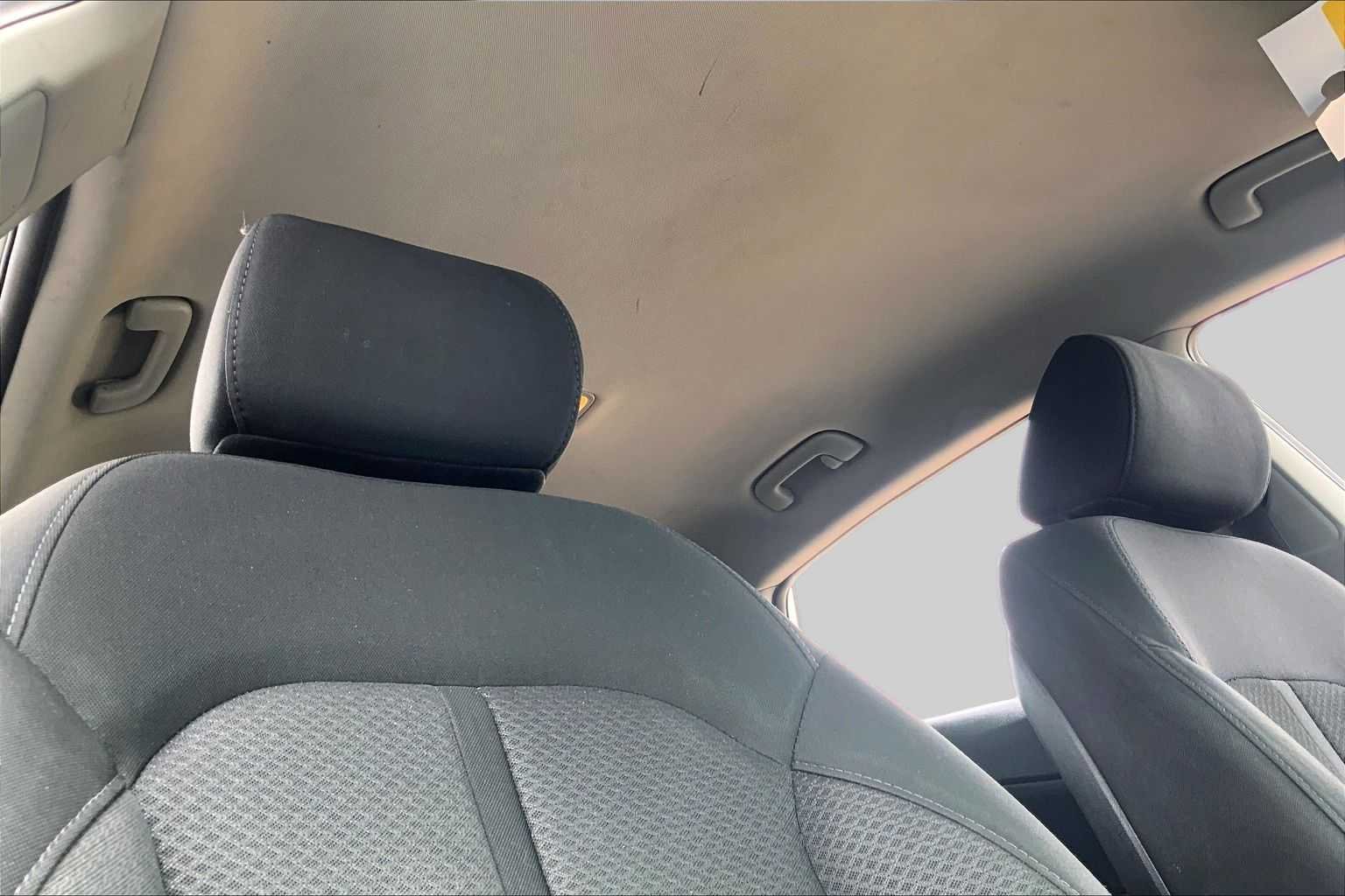 Used 2018 Snow White Pearl Kia LX image 13