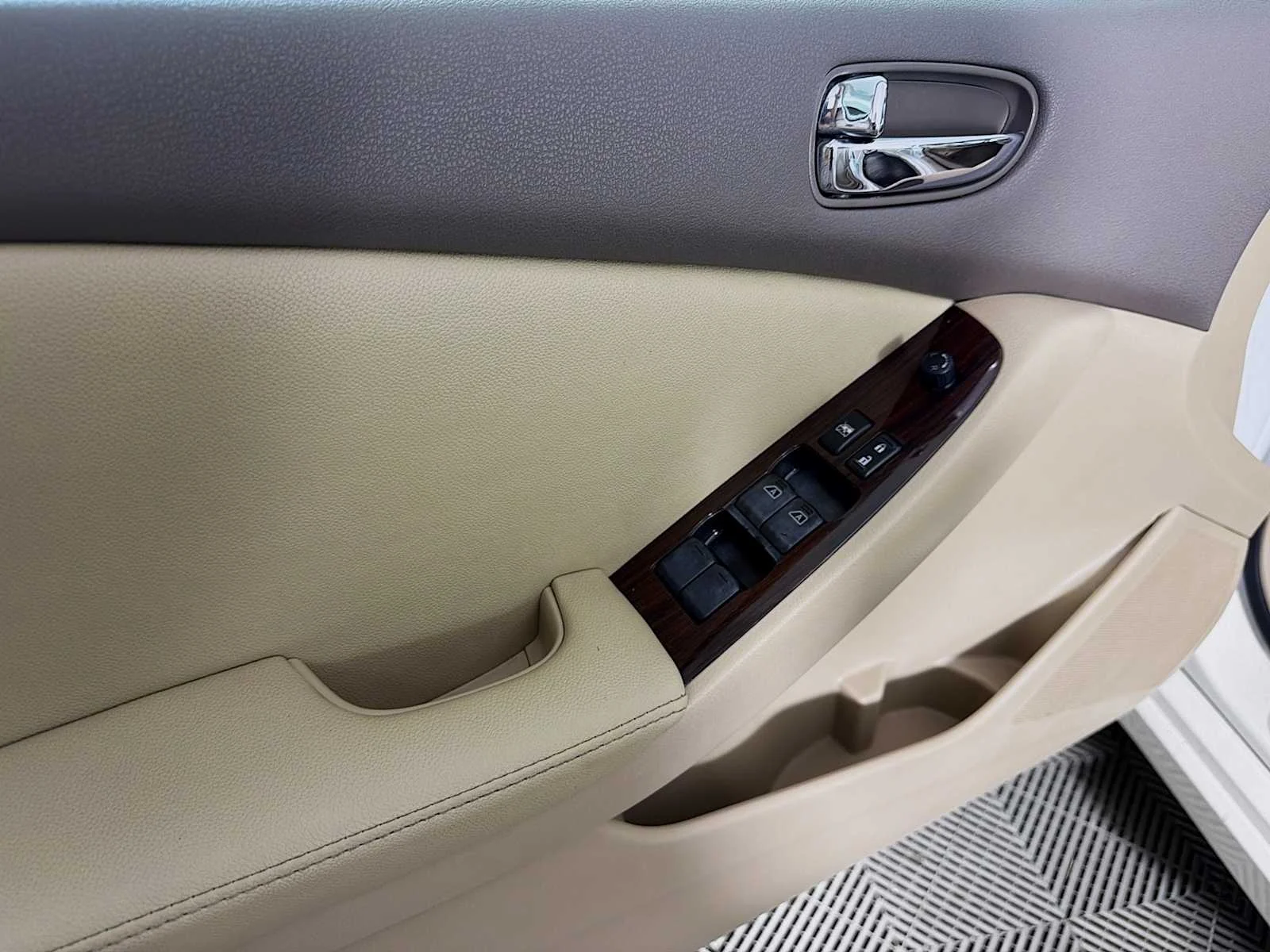 Used 2011 Winter Frost Pearl Nissan 2.5 SL image 13