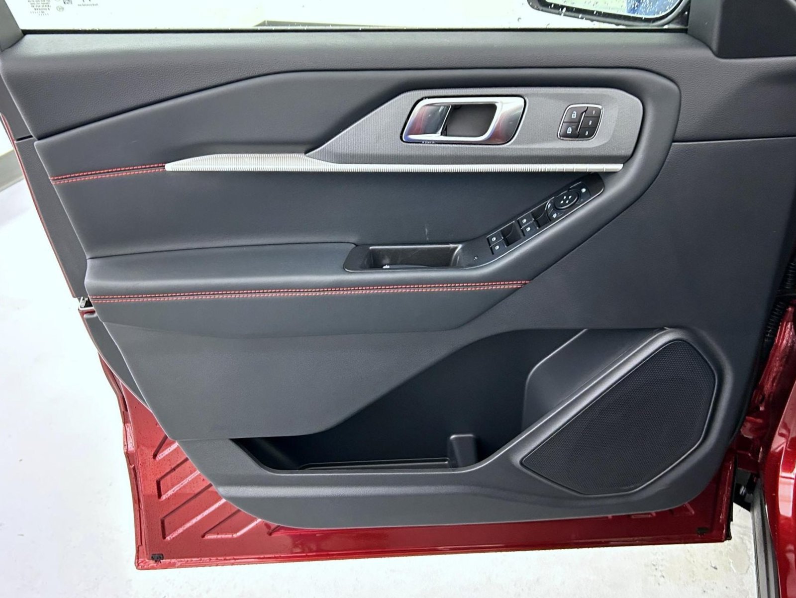 New 2027 Ruby Red Metallic Tinted Clearcoat Ford ST-Line image 9